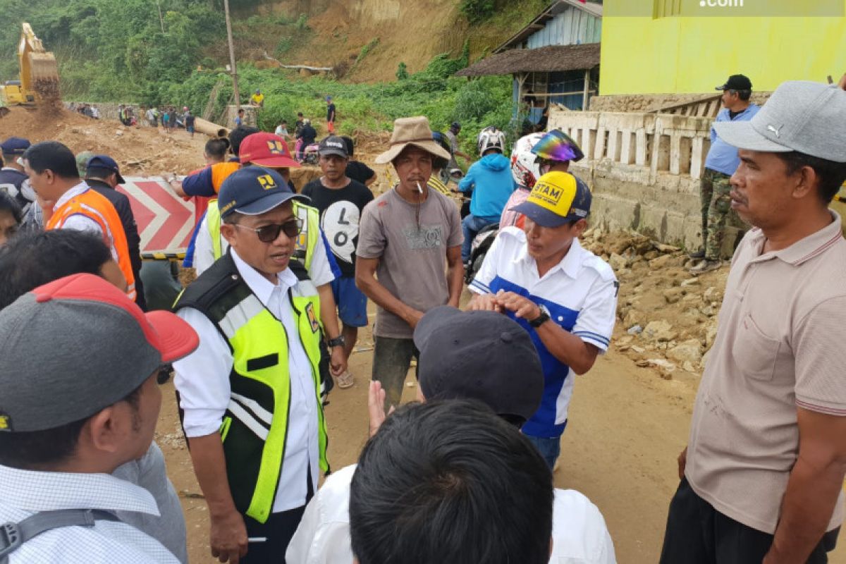 Jalan trans Sulawesi amblas  sudah bisa dilalui