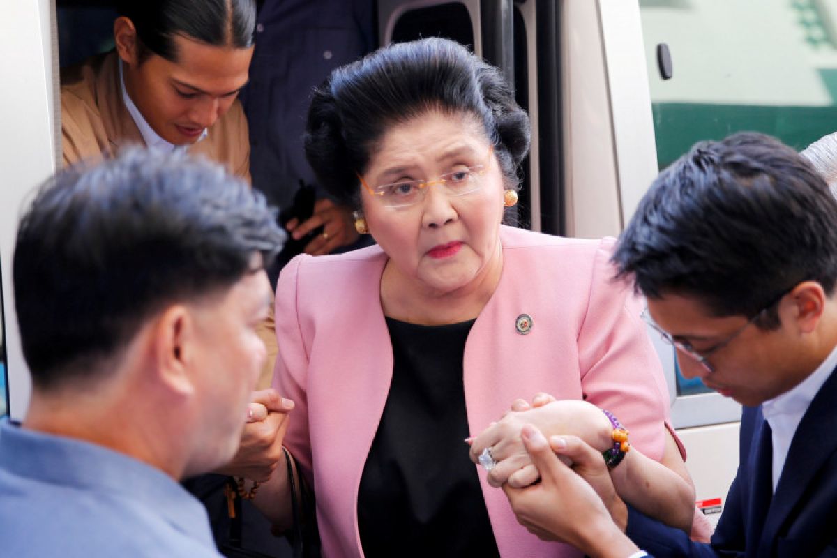 Ratusan orang keracunan saat makan rayakan ulang tahun Imelda Marcos