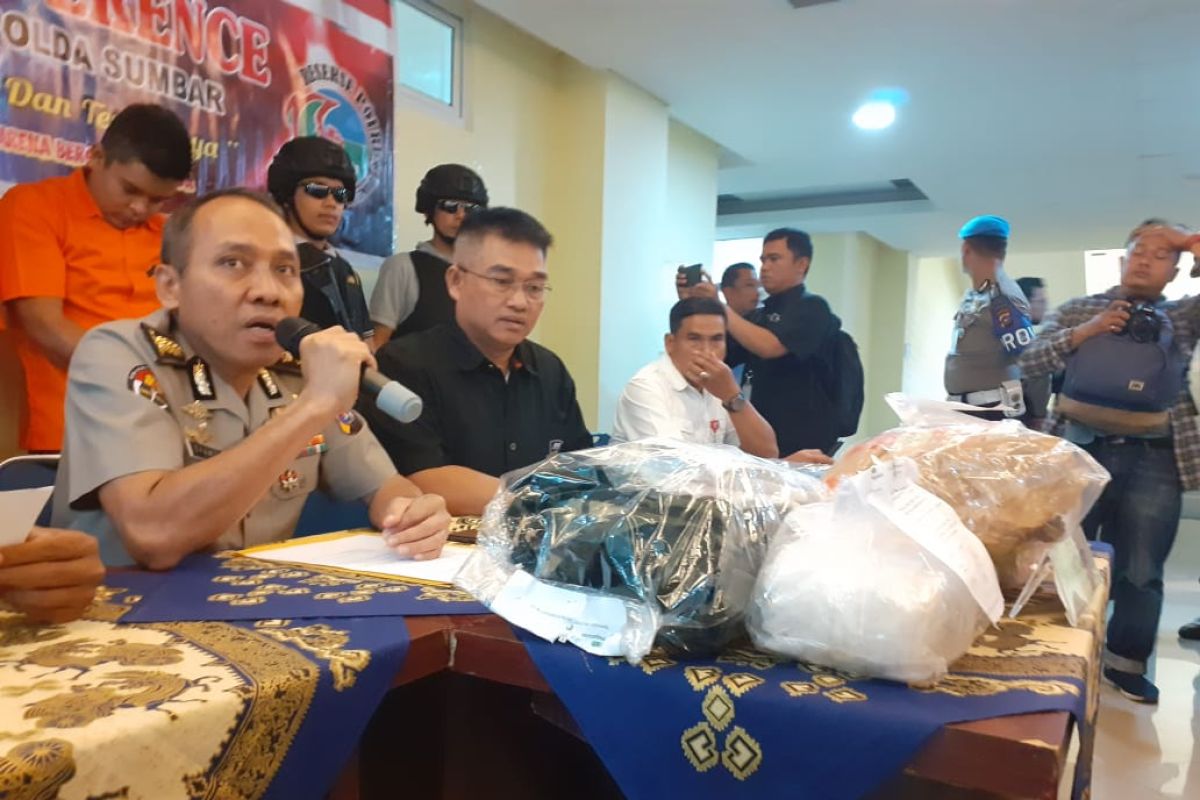 Polda Sumbar tangkap dua pria simpan tujuh kilogram sabu-sabu