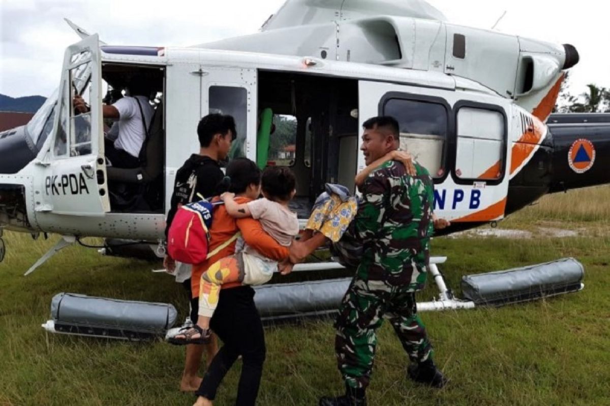 Prajurit TNI dampingi korban banjir di Konawe Utara, Sultra