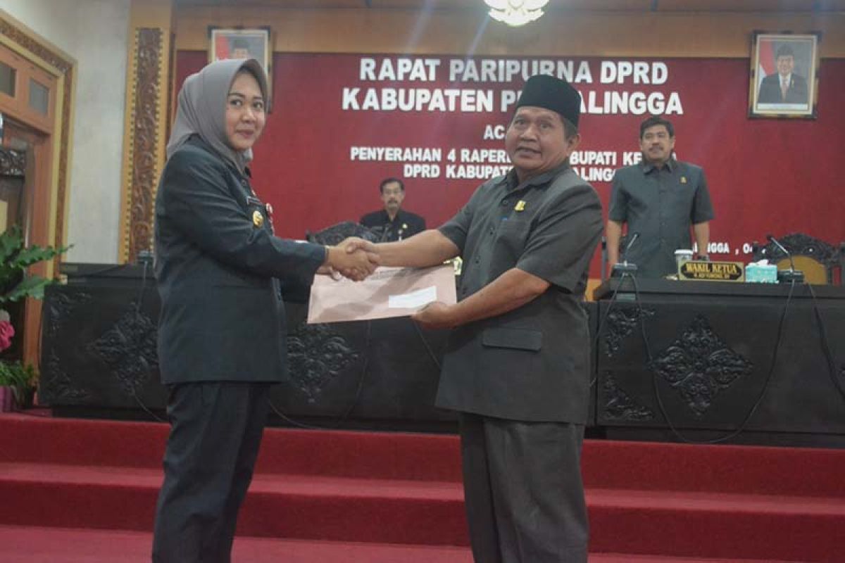 Bupati Purbalingga serahkan 4 raperda untuk dibahas lebih lanjut