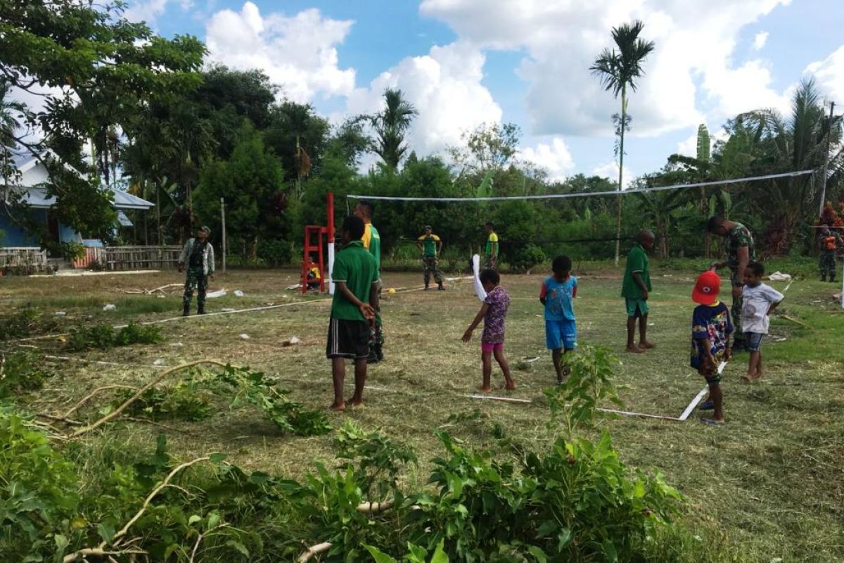 Satgas Yonif PR 328/DGH buat lapangan volly di Kampung Ifia-fia