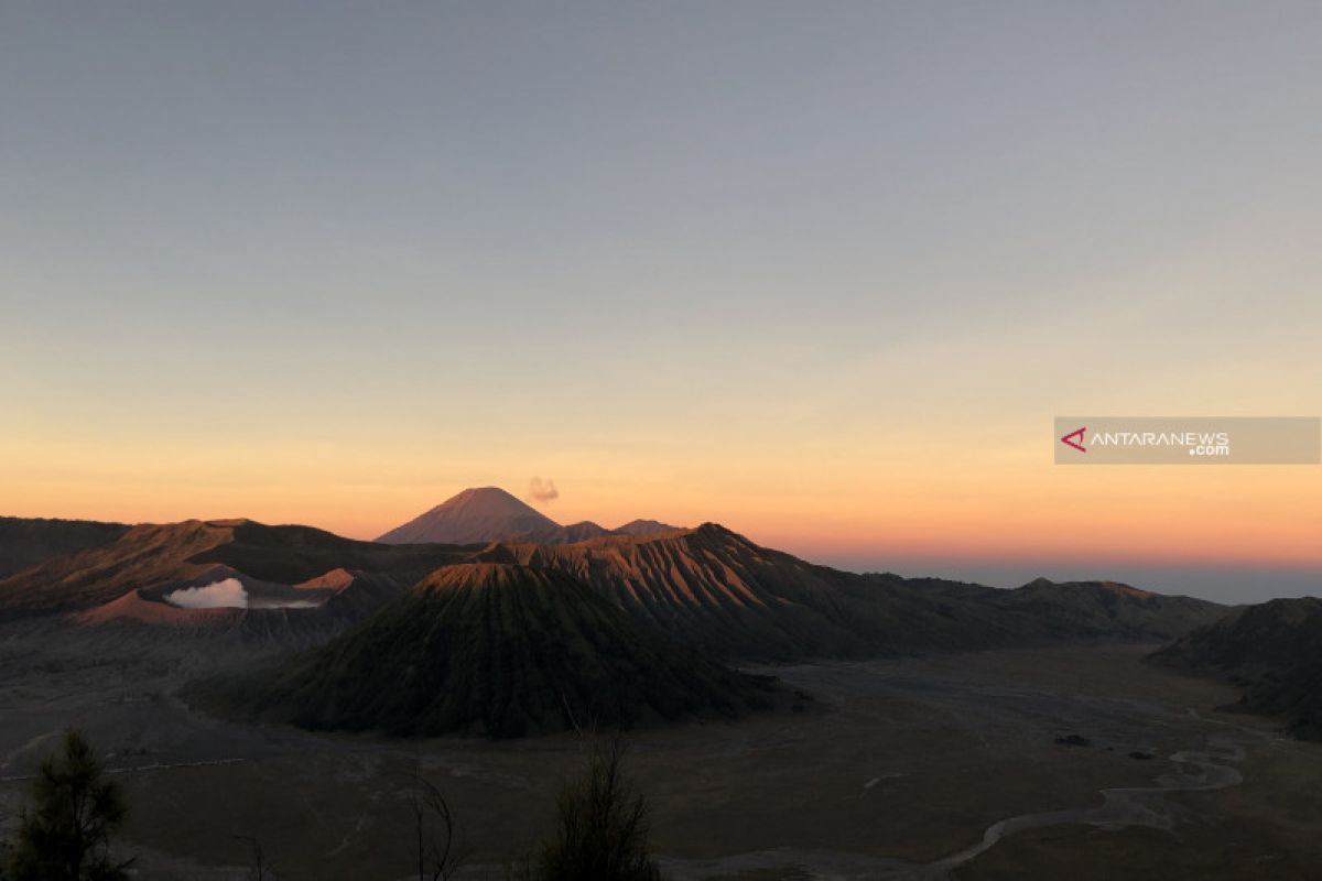 Jalur pendakian Gunung Semeru ditutup karena Hari Raya Karo