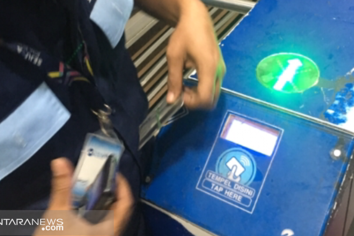 Halte Transjakarta Bandengan Pekojan tidak bisa isi uang elektronik
