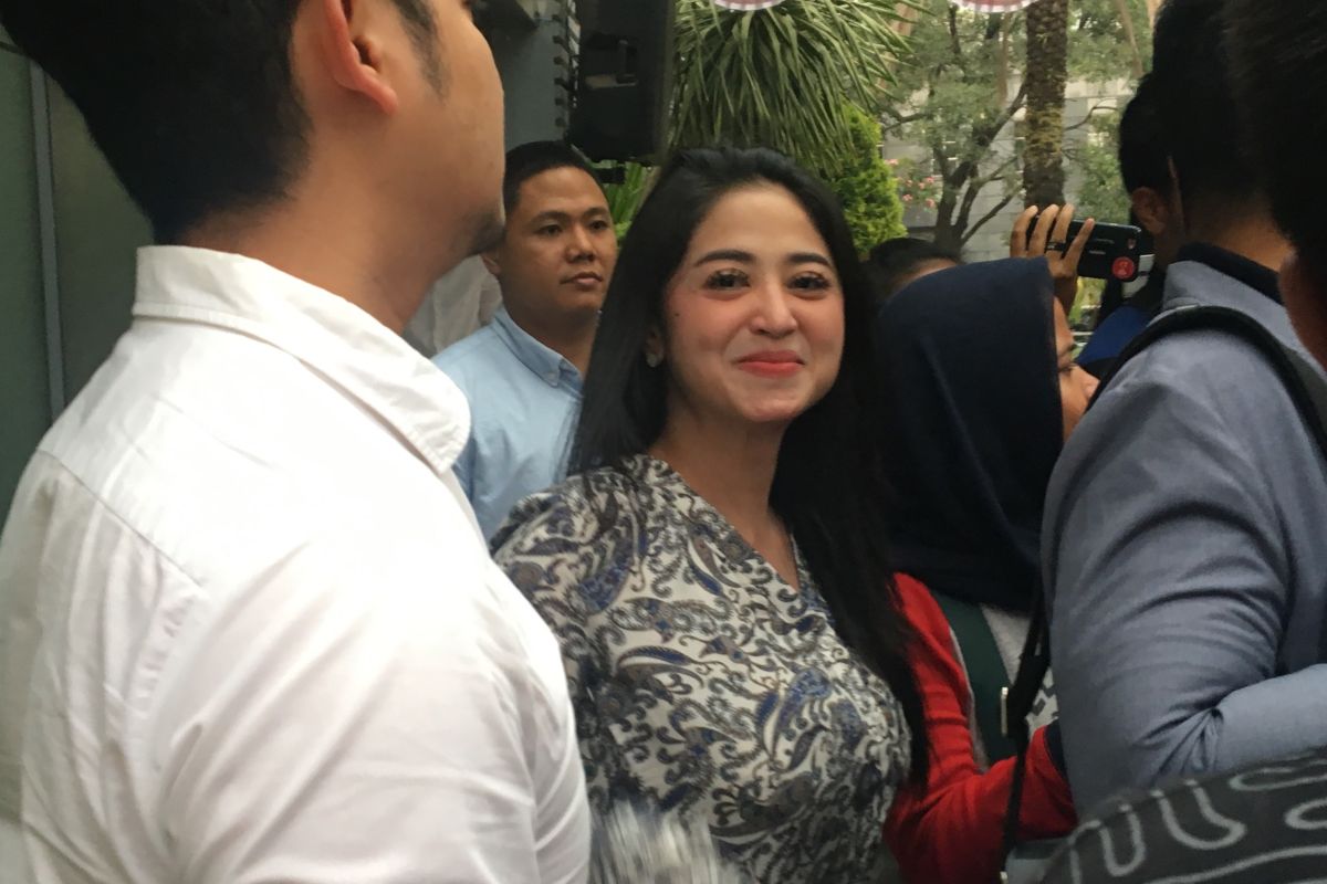 Dewi Persik sambangi Polda Metro Jaya di tengah usaha mediasi