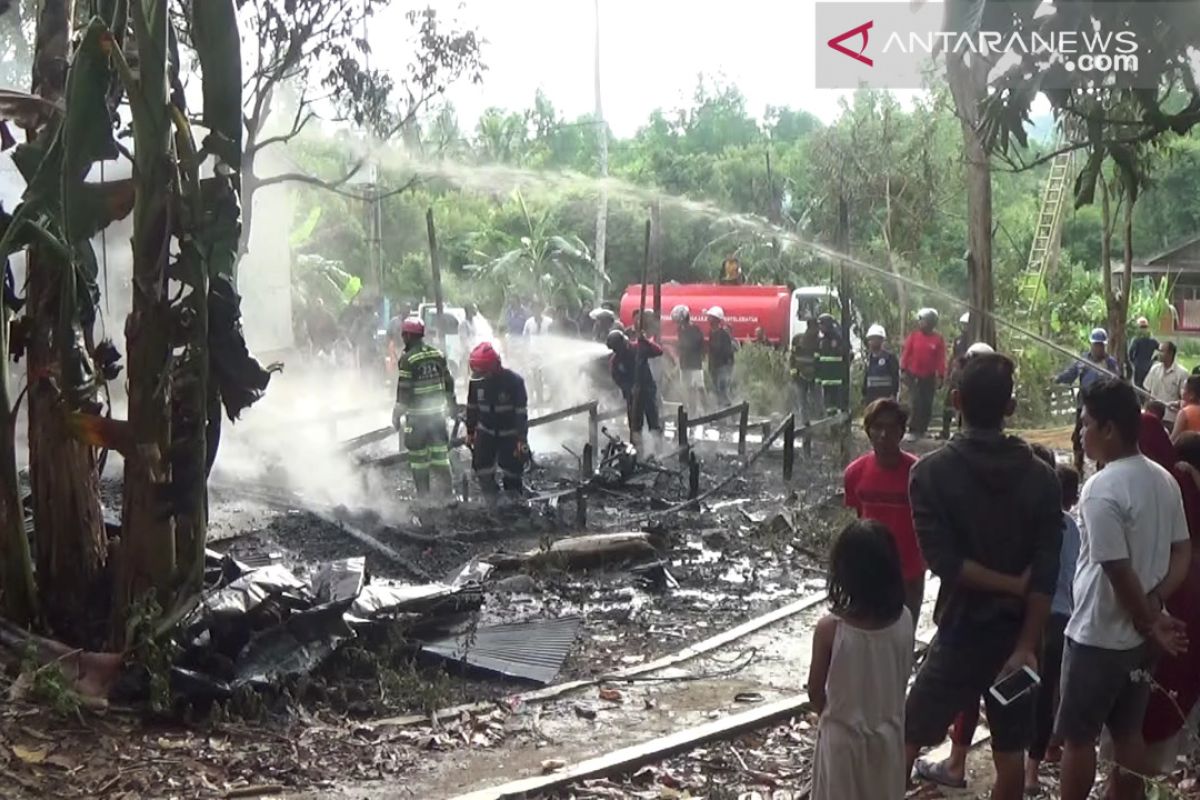 Tiga kendaraan hangus terbakar