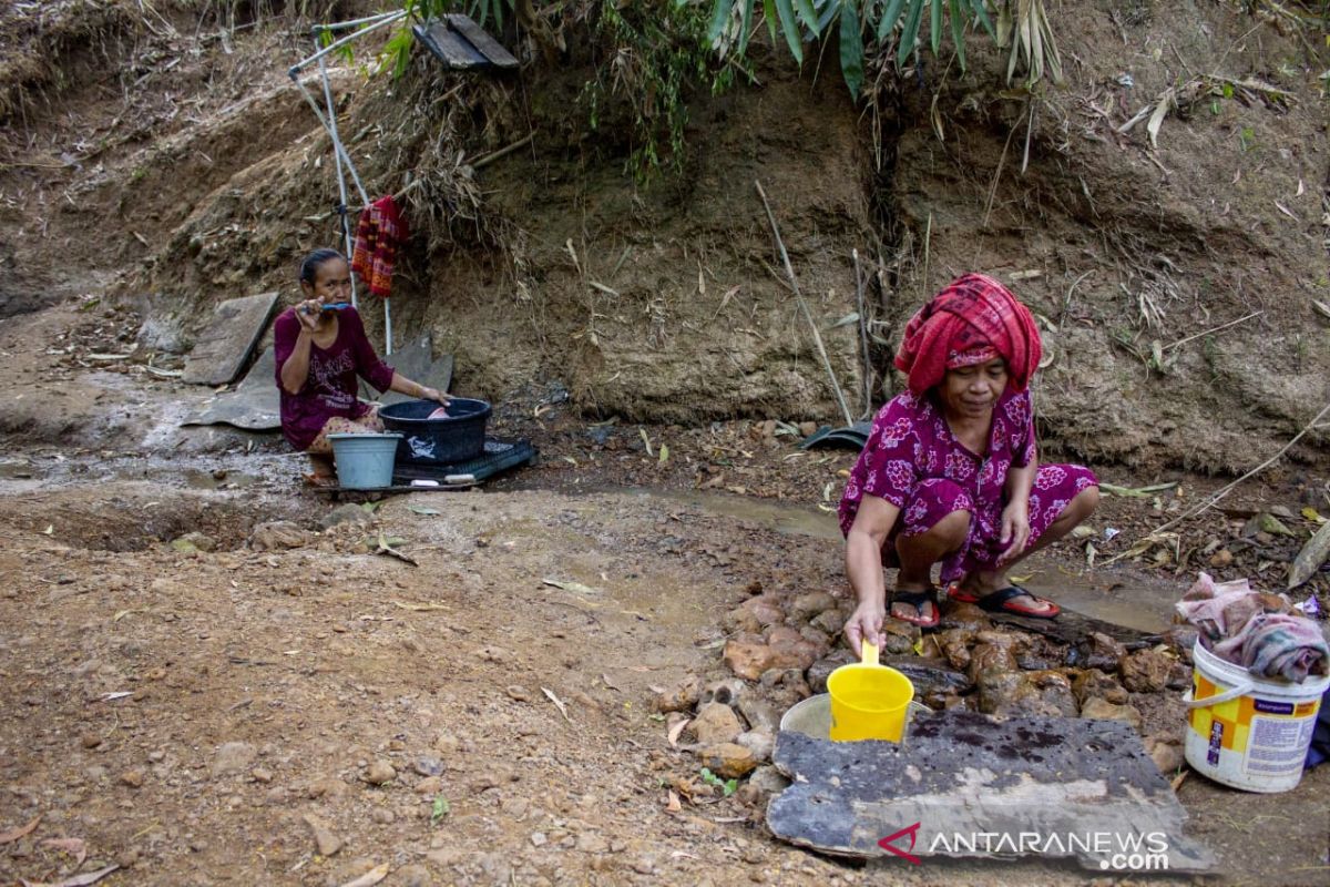 Villages in West Java district lack clean water