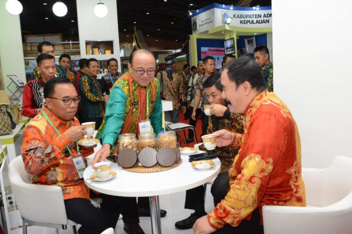 Tabalong promotes coffee pasak bumi at Apkasi Expo
