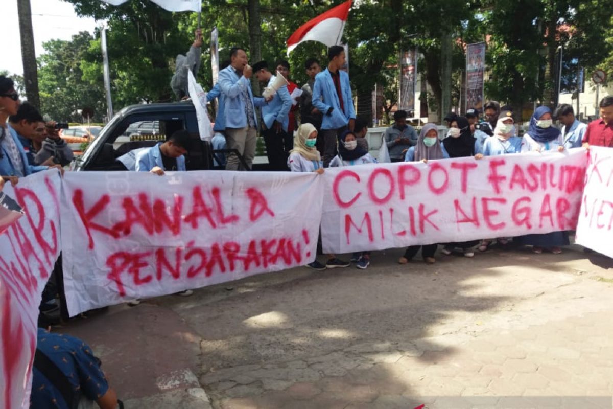 BEM UIN Raden Fatah orasi di pengadilan saat sidang Pemilu  Palembang