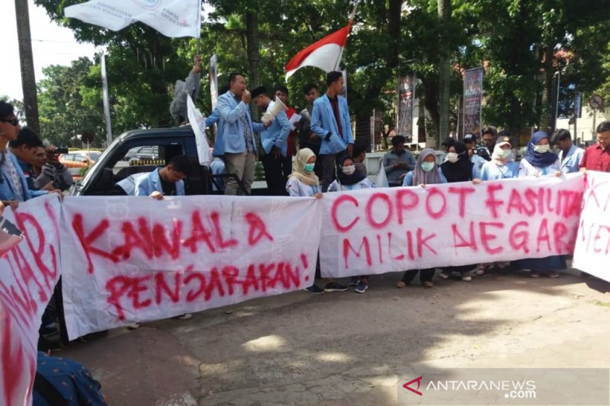 BEM UIN Raden Fatah orasi di pengadilan saat sidang pemilu Palembang