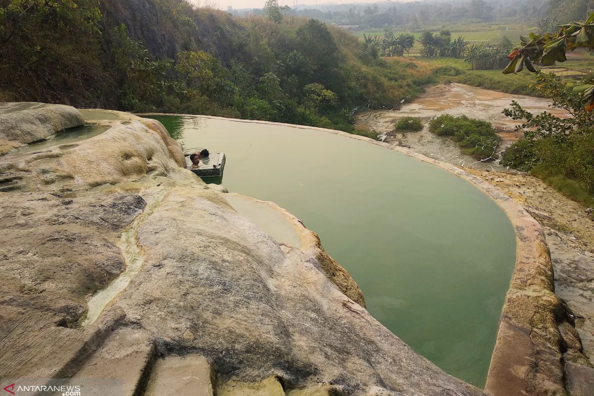 Menikmati air hangat alami Gunung Panjang Bogor