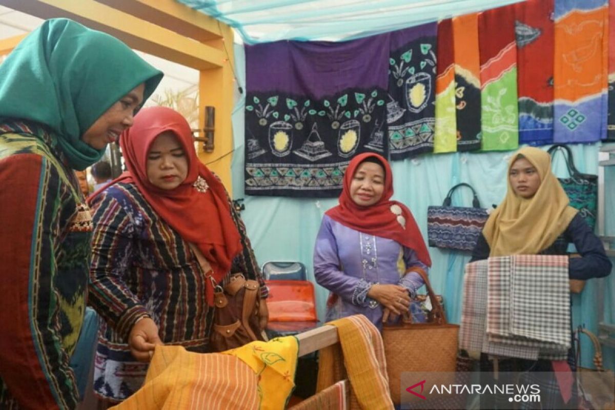 Kain Tenun Hampir Punah Ada di Stand Dagang Harganas