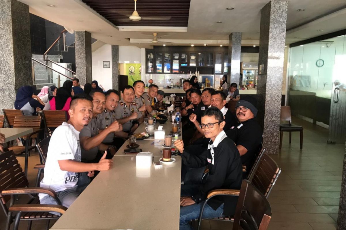 Kapolres Karimun "Ngopi Bareng" tingkatkan sinergitas dengan pewarta