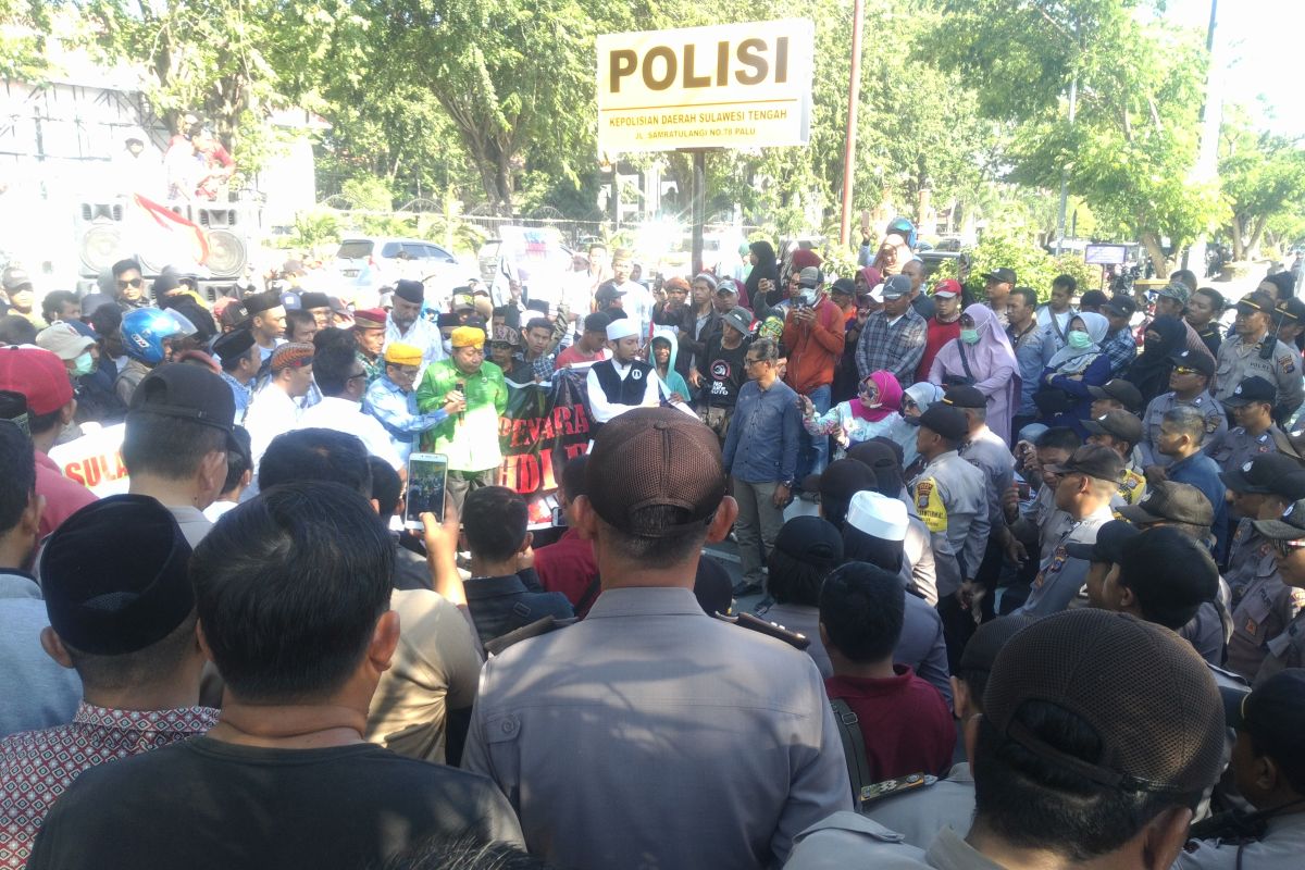 Ratusan orang demonstrasi ke Polda -dan DPRD terkait berita hoax Gubernur  Sulteng