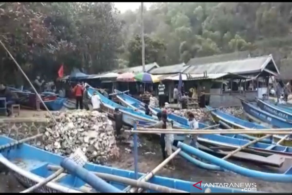 Nelayan Pantai Baron mengungsikan perahu antisipasi gelombang tinggi