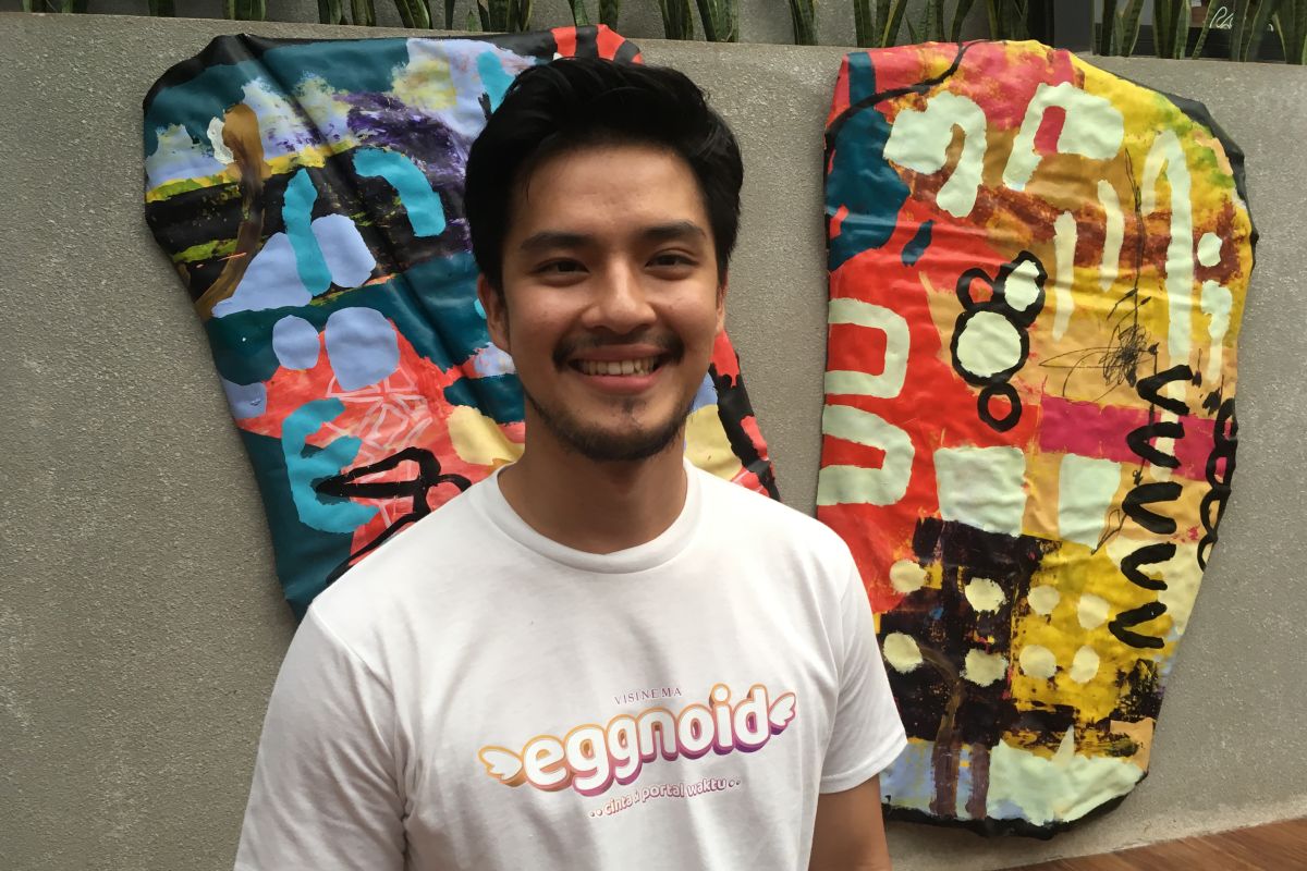 Morgan Oey jadi pria yang keluar dari telur di "Eggnoid"