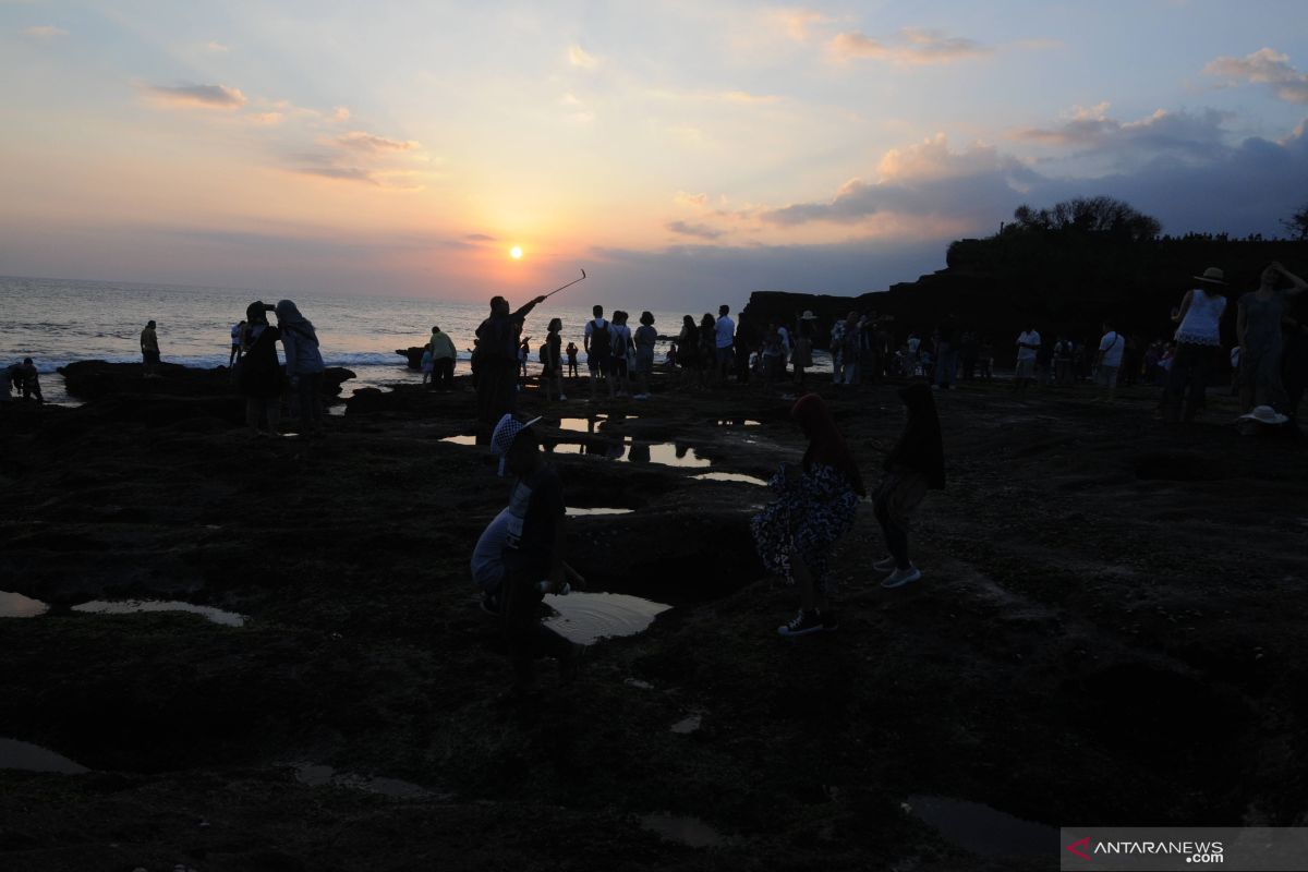 Belasan ribu wisatawan nikmati "matahari terbenam" di Tanah Lot