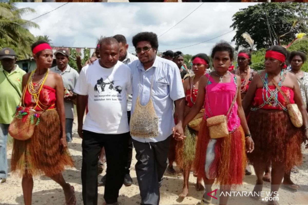 Tokoh adat Papua Barat dukung Mervin Komber jadi menteri