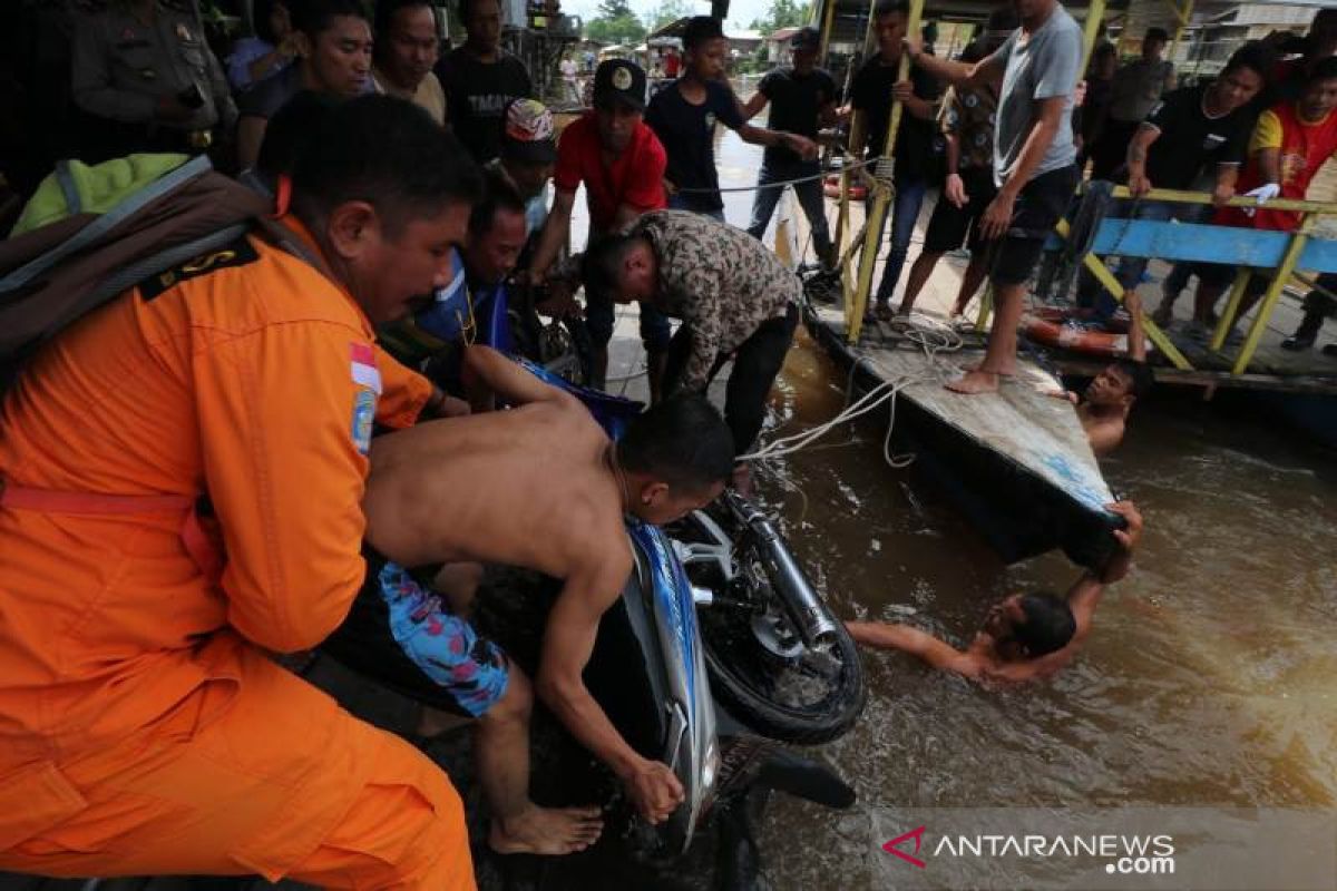 Motor Tercebur Berhasil Diangkat , Wahyu Masih Belum Ditemukan