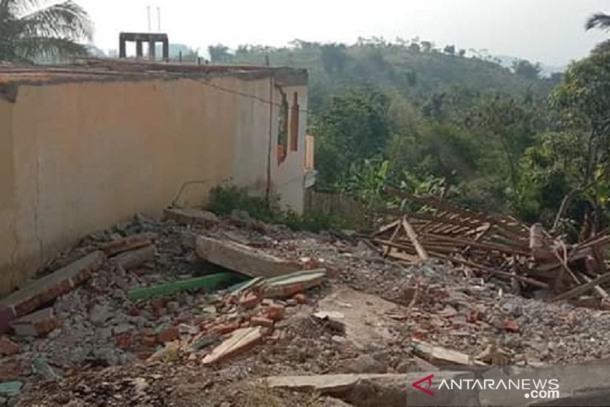 Pergeseran tanah di Kampung Gunungbatu Sukabumi kian parah