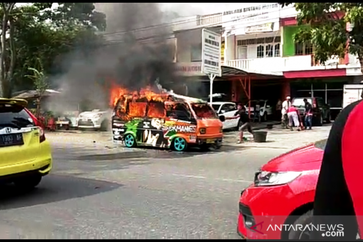 Angkot terbakar dan pohon tumbang di Padang, tanpa korban jiwa