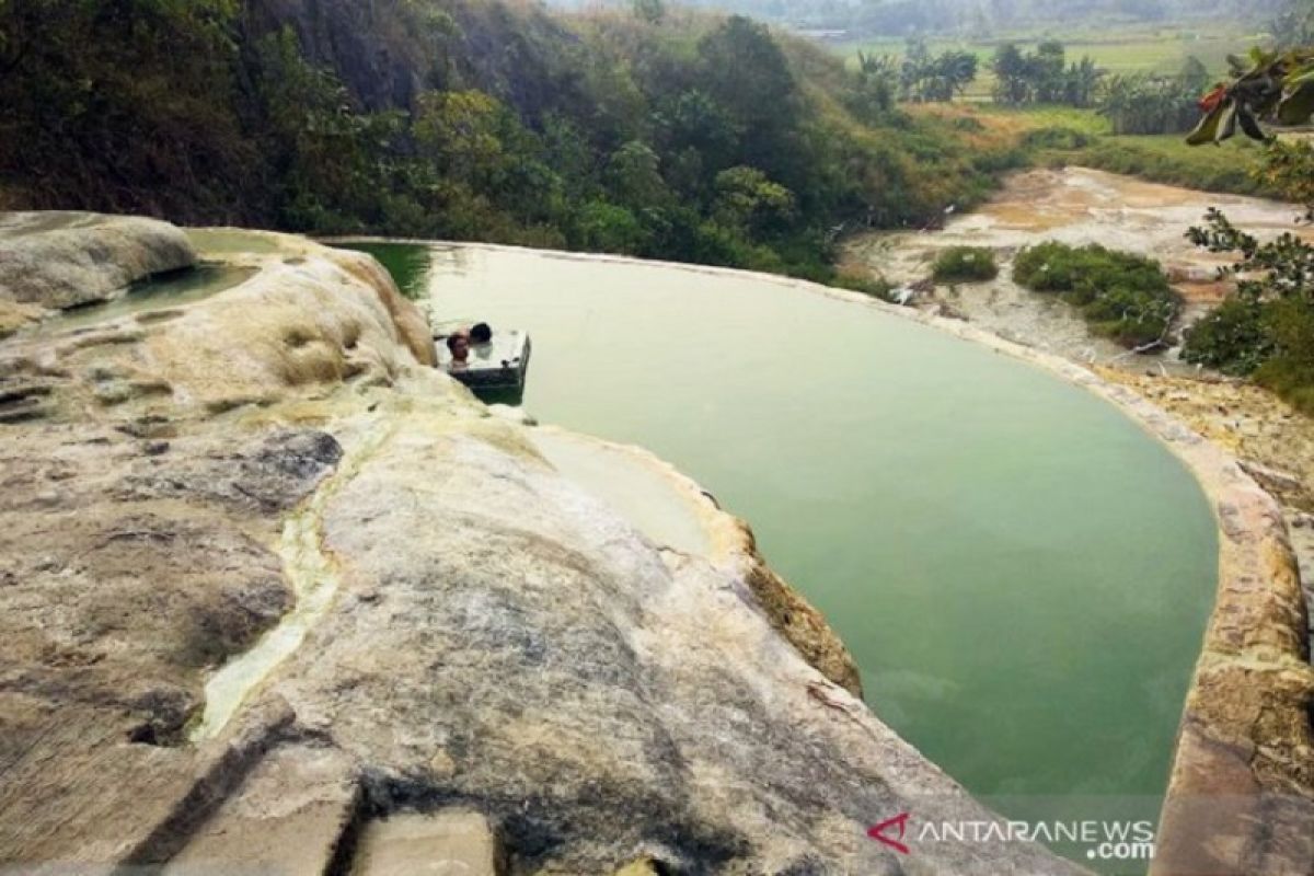 Menikmati berendam di sumber air hangat alami Gunung Panjang Bogor