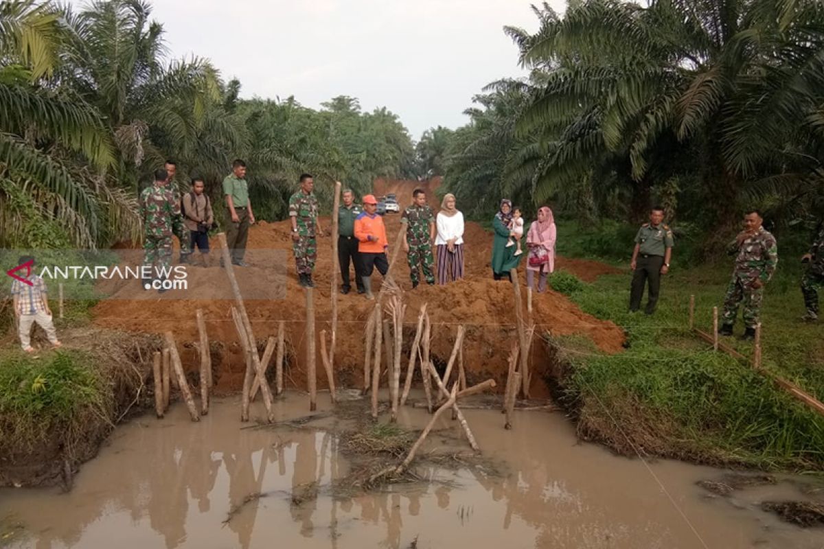 Bersama masyarakat TNI mulai perbaiki jembatan penghubung antar kelurahan