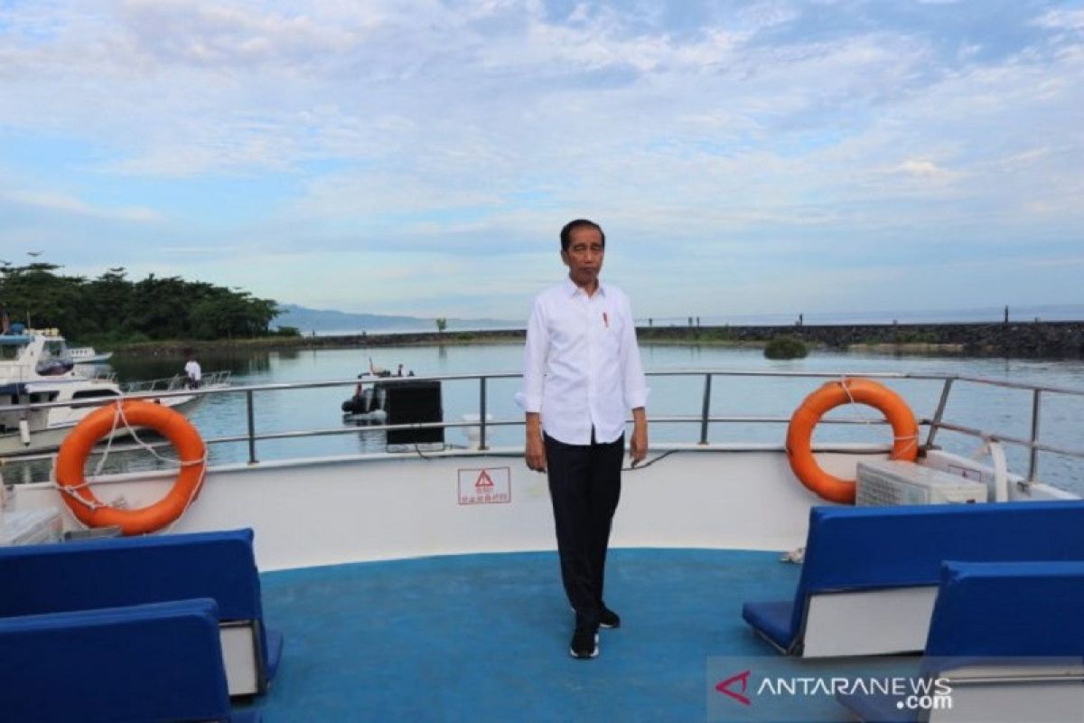 Presiden bersama dengan Ibu Negara Iriana Joko Widodo nikmati pemandangan taman nasional Bunaken