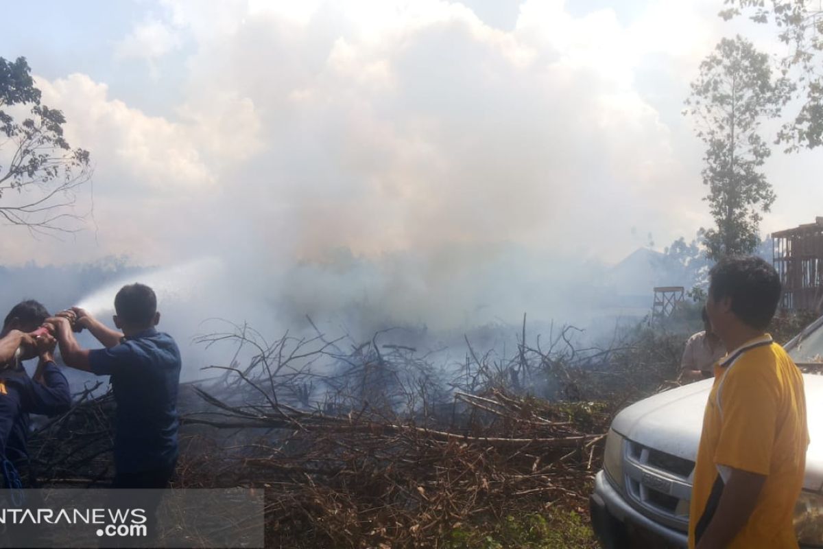 Kebakaran lahan terjadi di belakang Kantor DPRD  Banyuasin