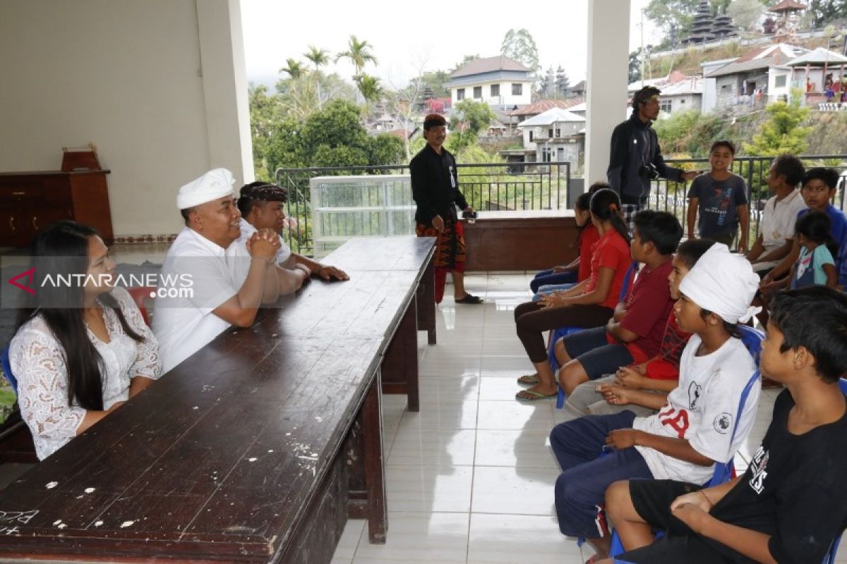 Bupati Bangli siap jadi guru guna hindari anak putus sekolah