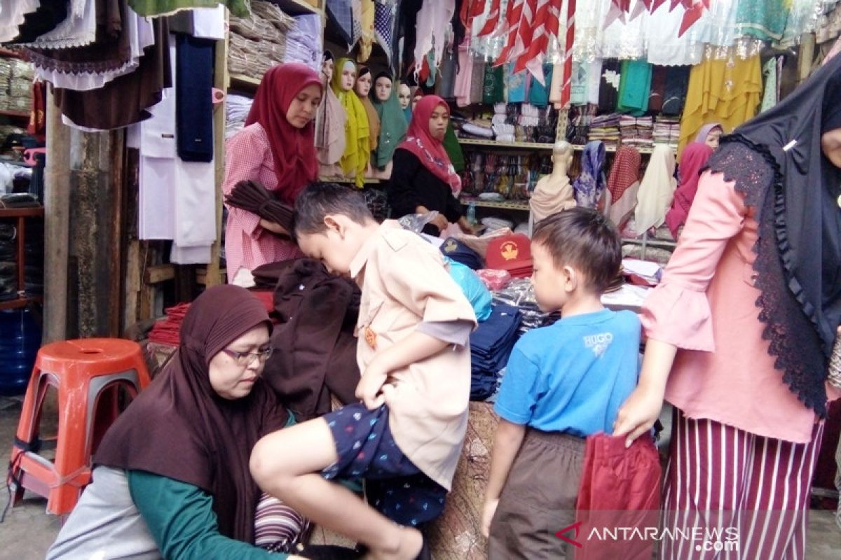 Penjualan seragam sekolah di Pasar Raya Padang meningkat