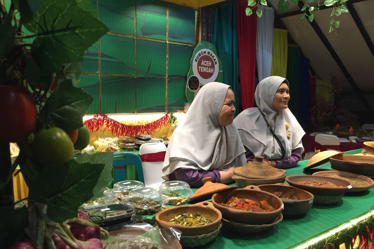 Peserta famtrip KJRI Johor Bahru nikmati makanan  khas Aceh