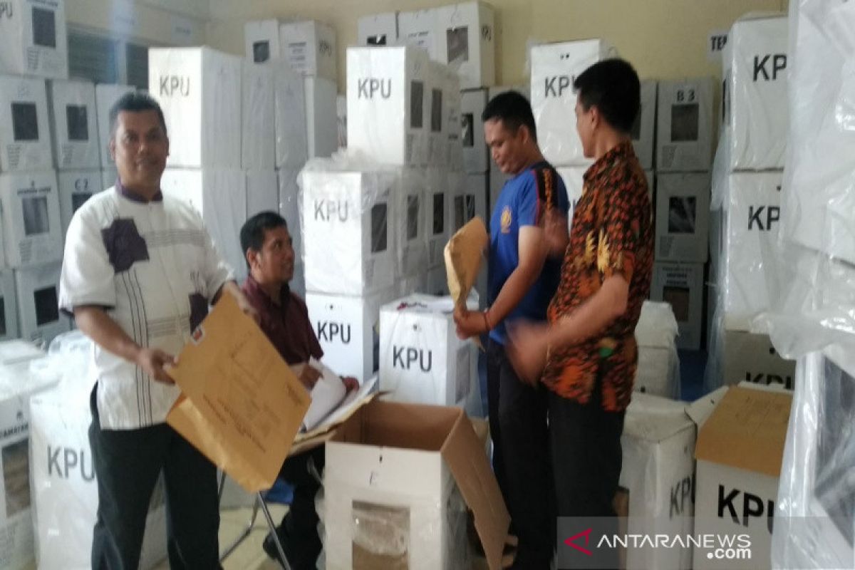 KPU Kulon Progo membuka kotak suara jenis E ambil berita acara DPK