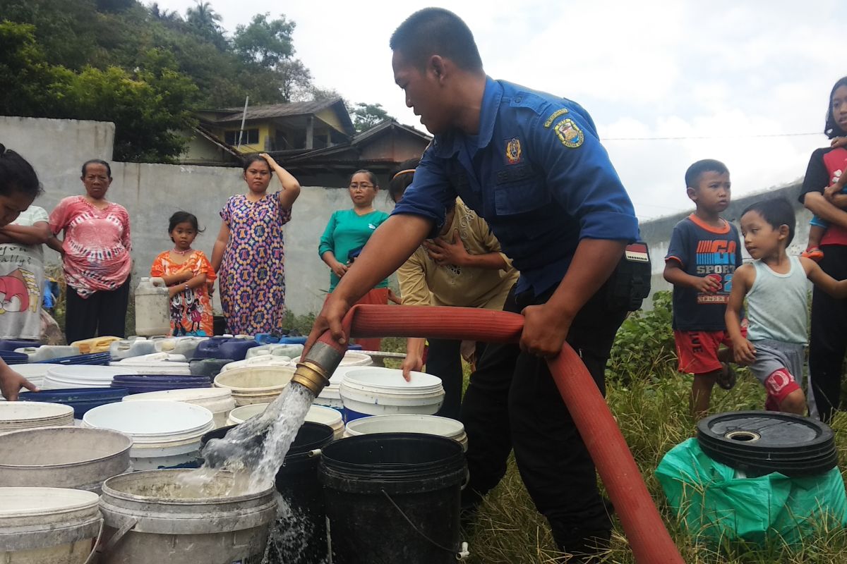 Warga Kelurahan Kota Baru Bandarlampung terima bantuan air bersih