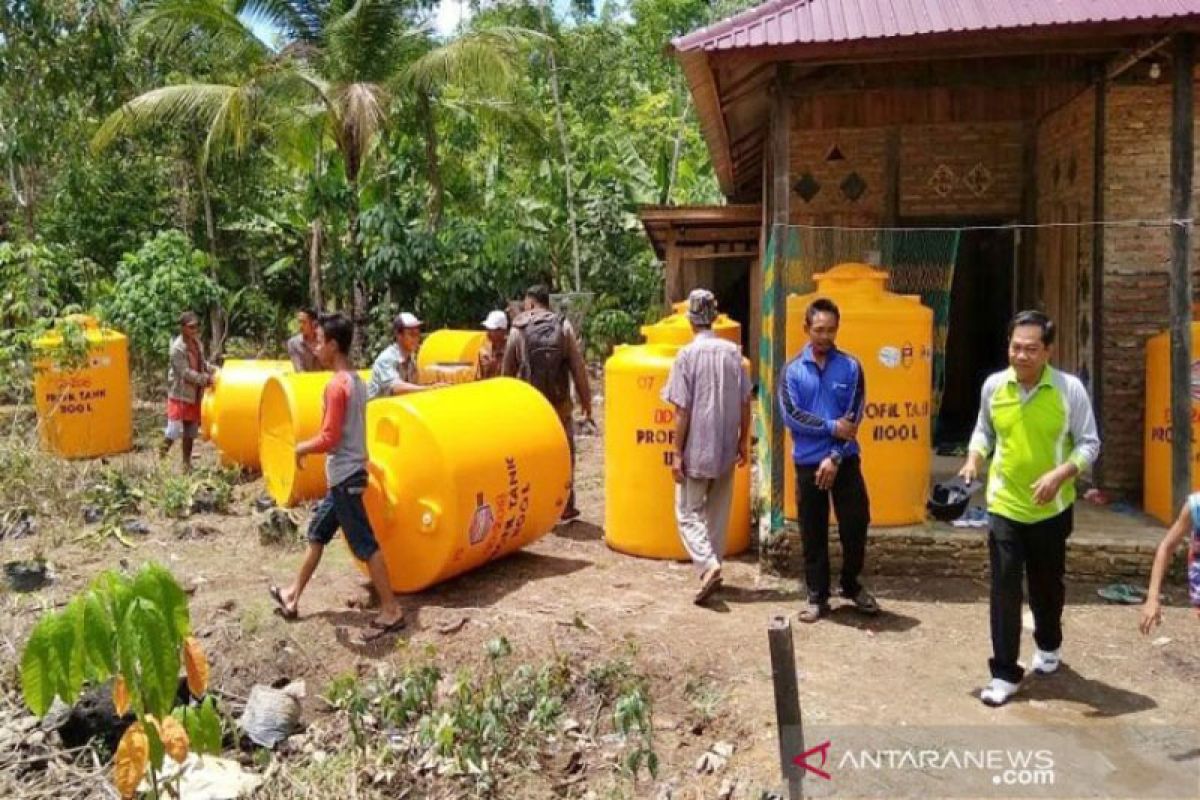 Water tanks for C Kalimantan's residents for drought