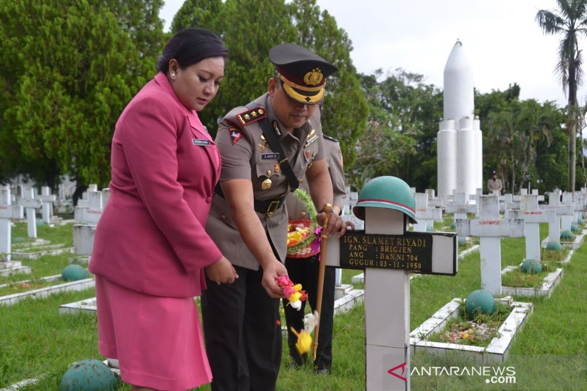 Ziarah TMP warnai peringatan HUT Bhayangkara ke - 73 di Ambon