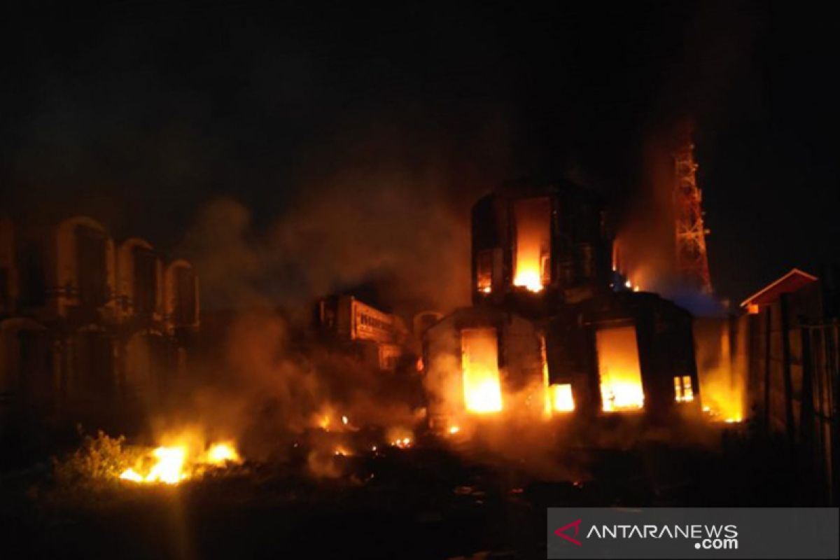 Kebakaran hanguskan sejumlah Ruko di Pekanbaru, seorang wanita dikabarkan tewas