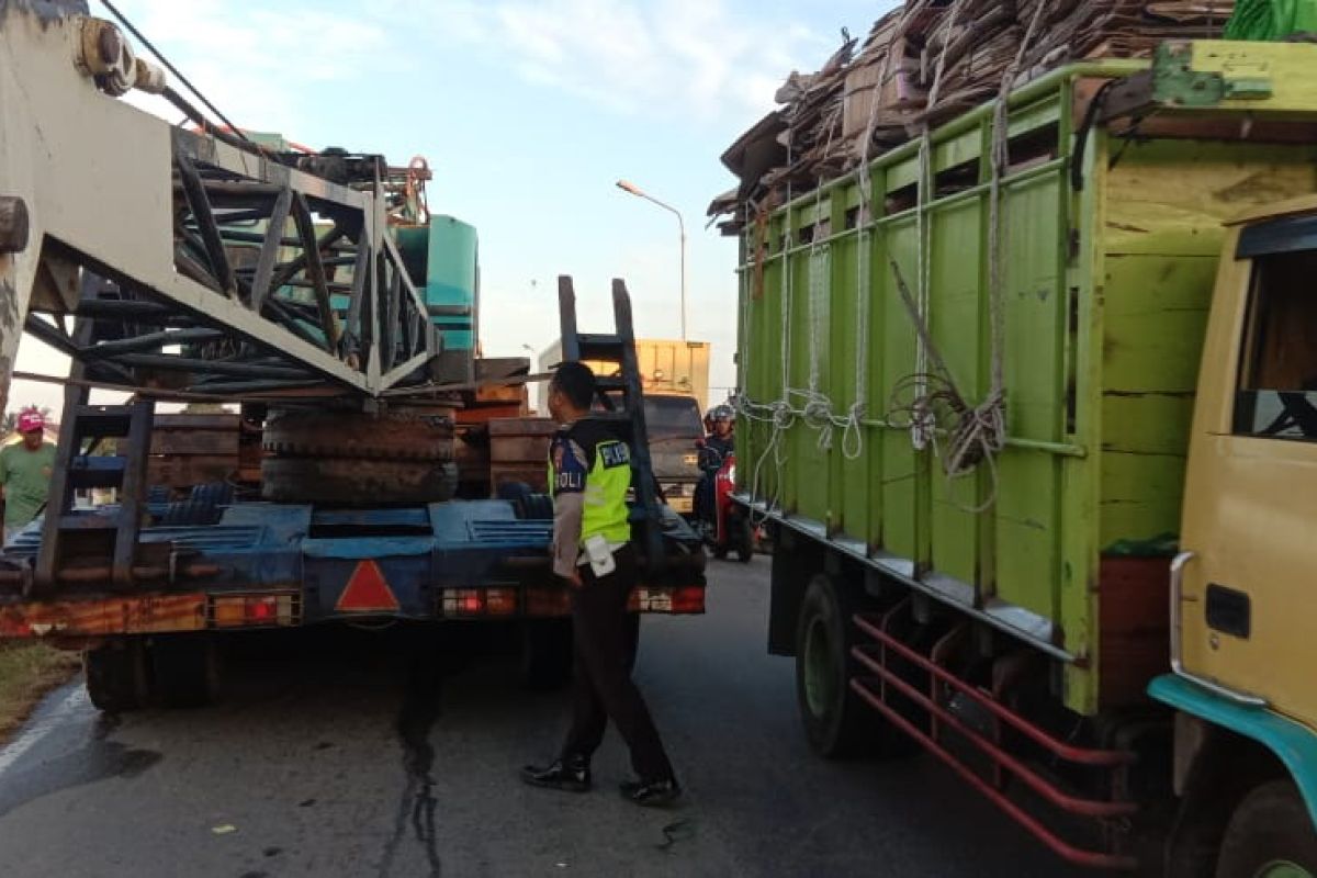 Mobil trailer bermuatan alat berat sangkut di tanjakan Jembatan Kuala