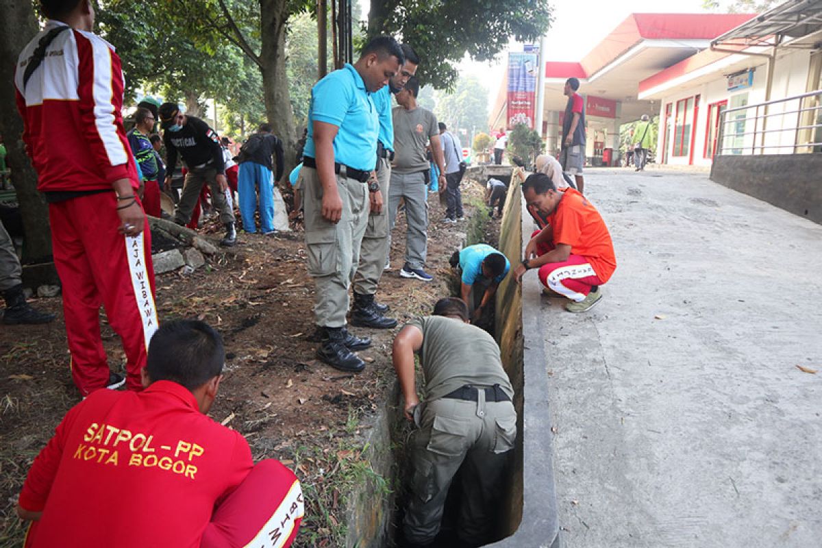 Satpol PP Kota Bogor tertibkan PKL Jalan Semeru secara bertahap