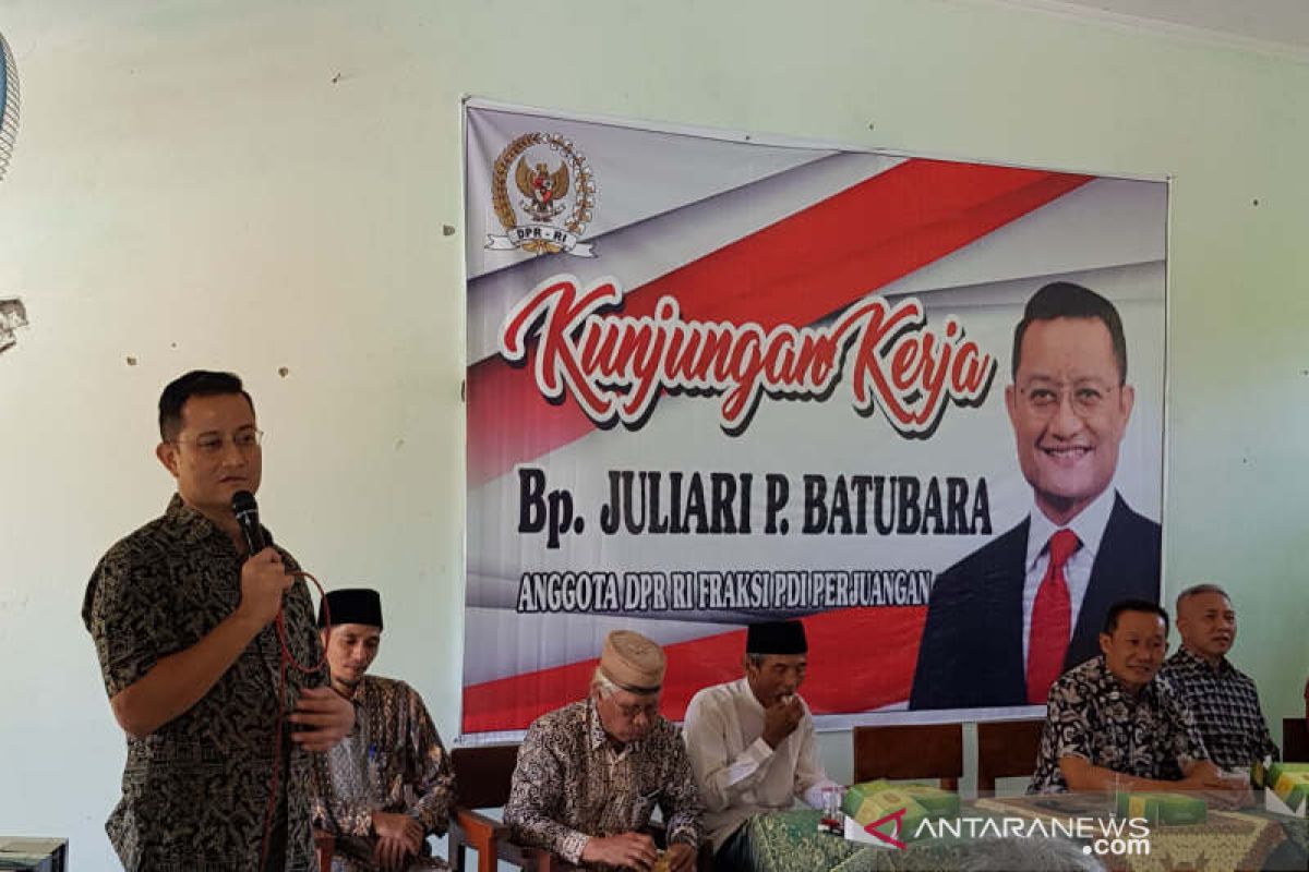 Juliari Batubara cek bantuan komputer sekolah pinggiran Semarang