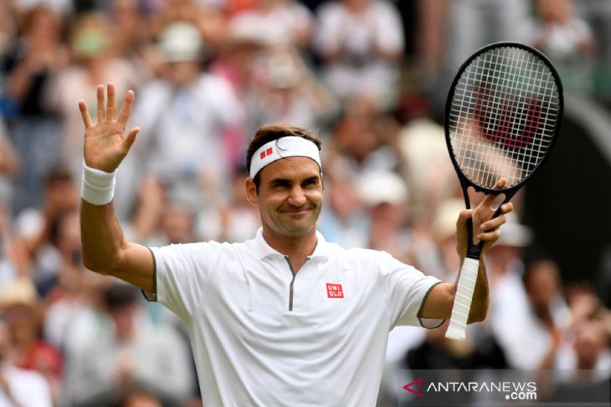 Federer mencetak kemenangan ke-100 di arena Wimbledon