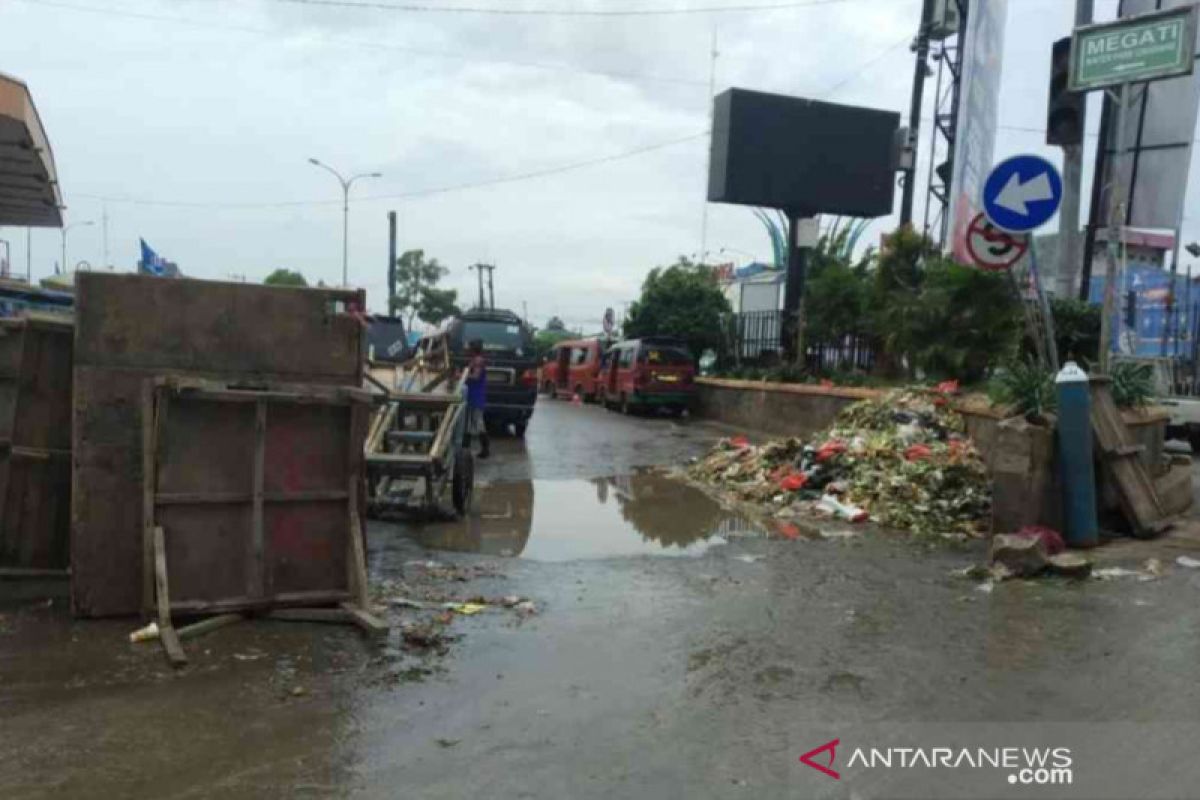 Membuang sampah sembarang di Bekasi bakal ditangkap polisi