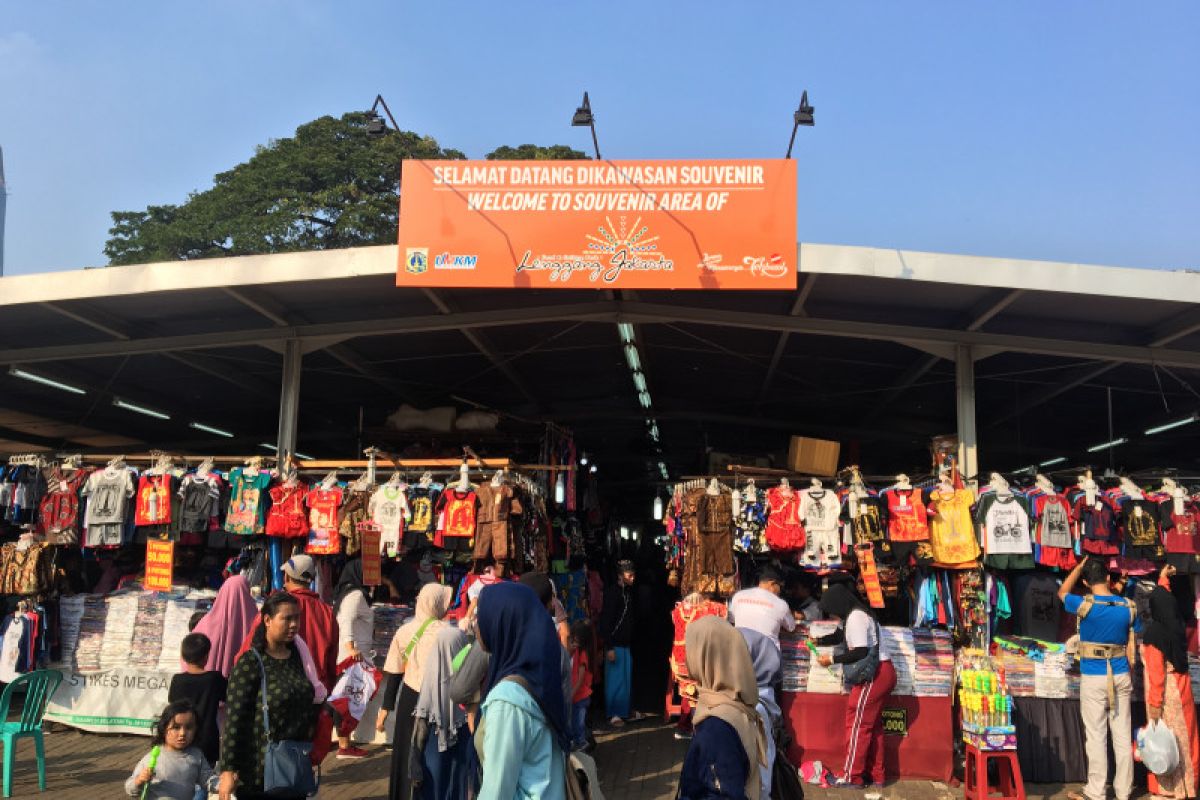 Pedagang souvenir kecipratan rezeki di HUT Bhayangkara