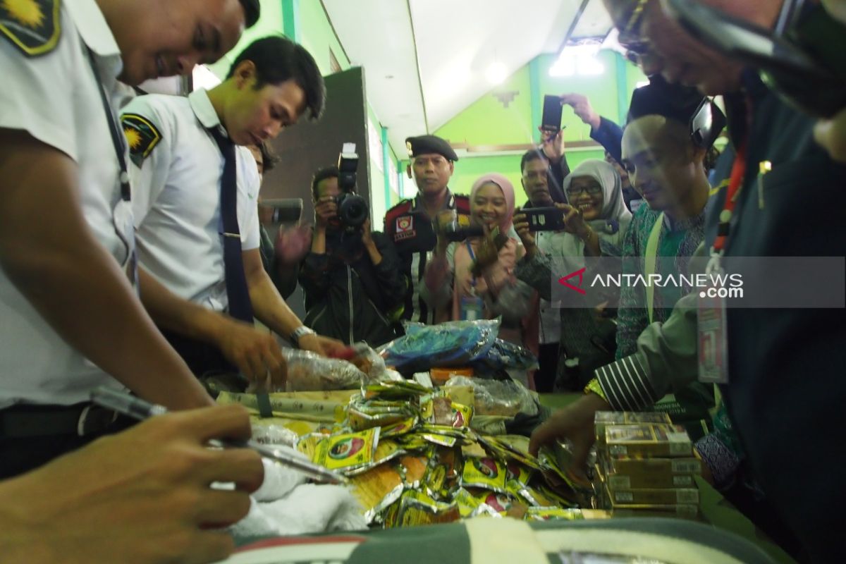 PPIH Surabaya amankan 23 koper berisi rokok dan obat tradisional