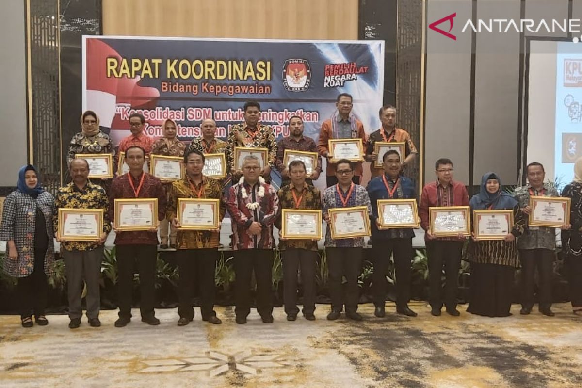 KPU Sulteng dapat penghargaan kategori terbaik bidang SDM