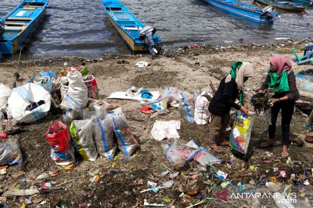 Muda-mudi Banda bersihkan sampah di pantai pulau Neira