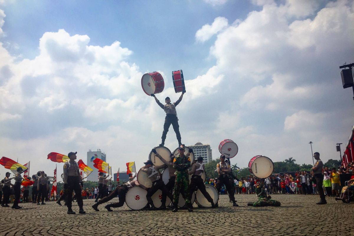 Latihan marching band Akpol dan Akmil jadi hiburan warga di Monas