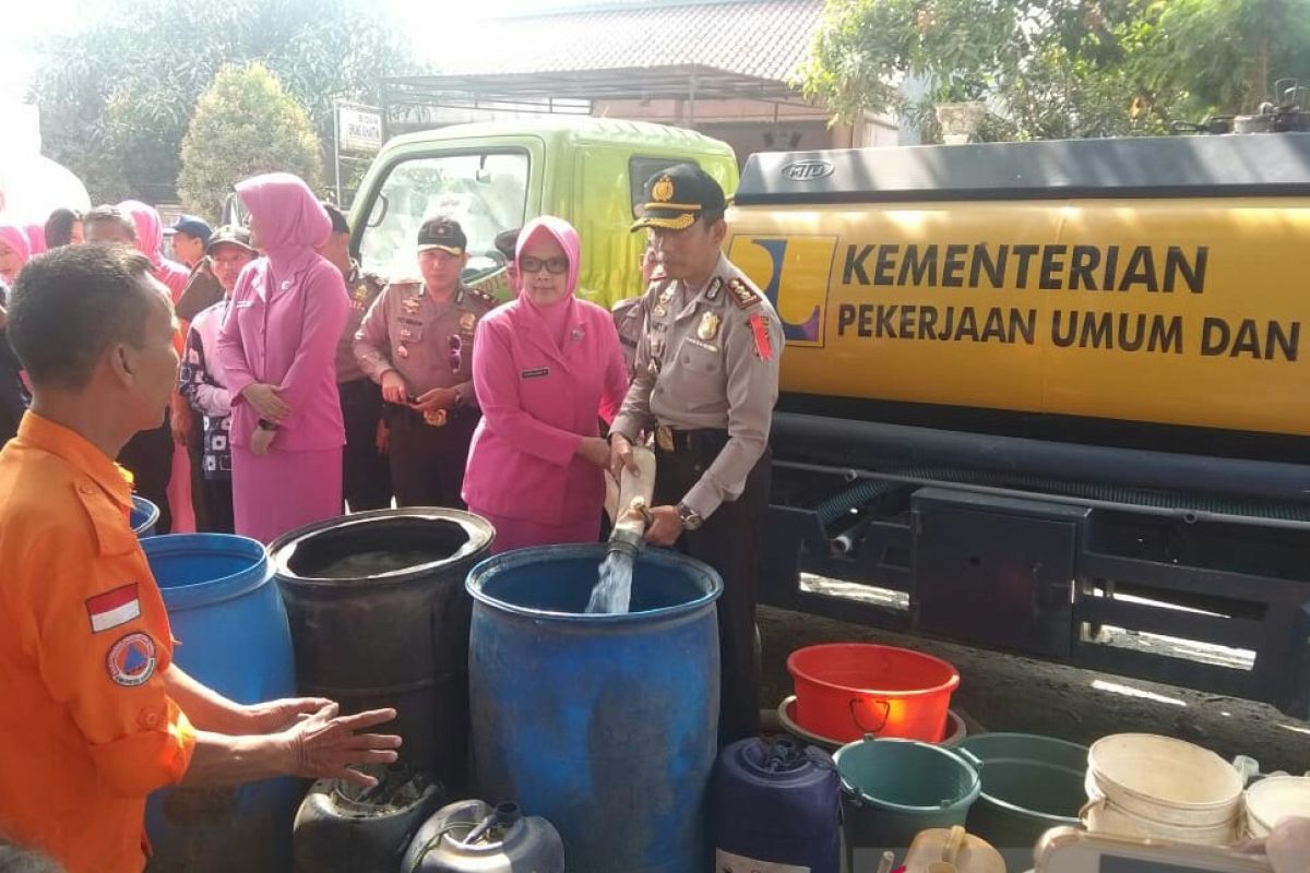 BPBD Karawang memprioritaskan pengiriman air bersih ke daerah kekeringan