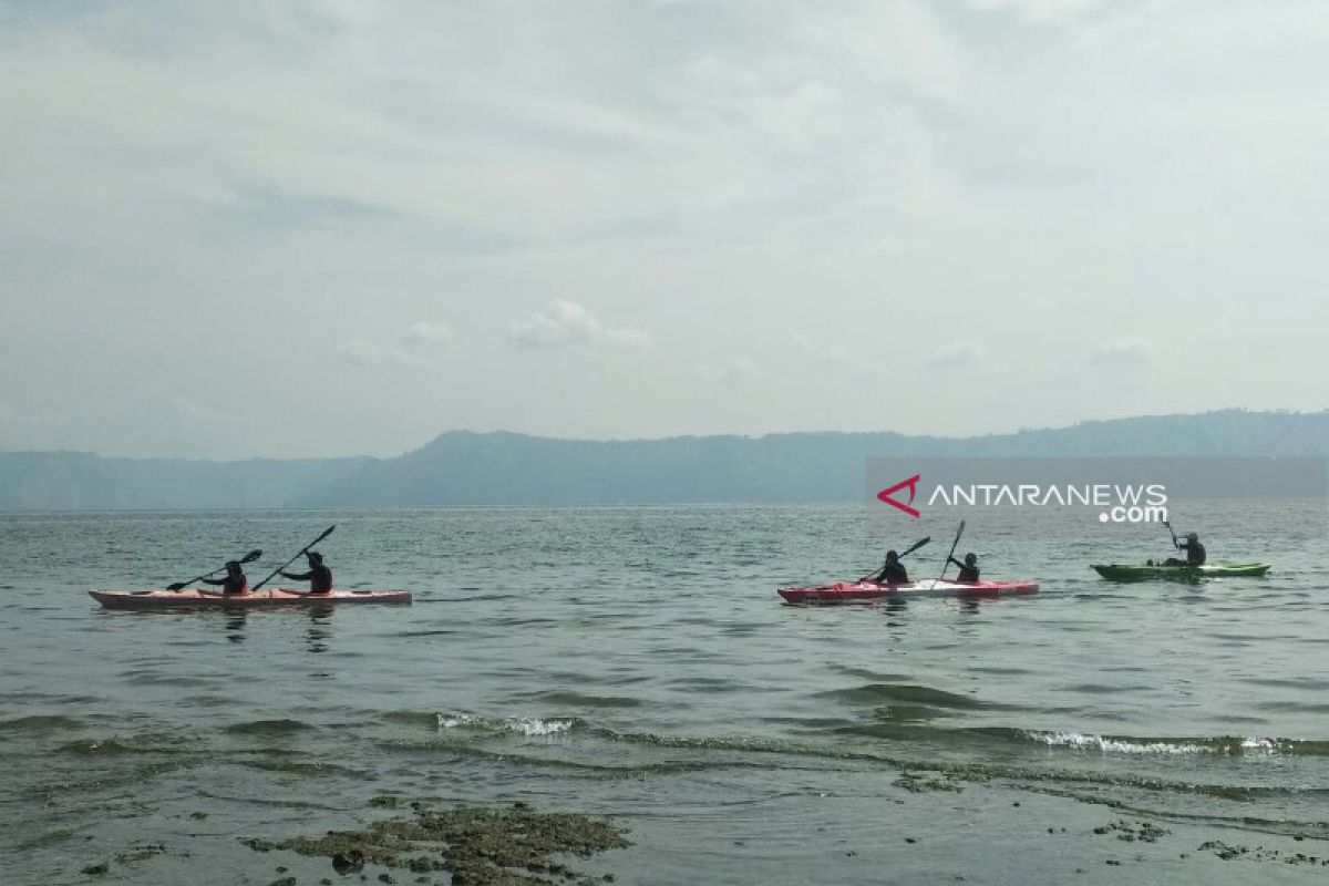 Tim Ekspedisi Kayak Pelajar Indonesia:  Danau Toba keren banget