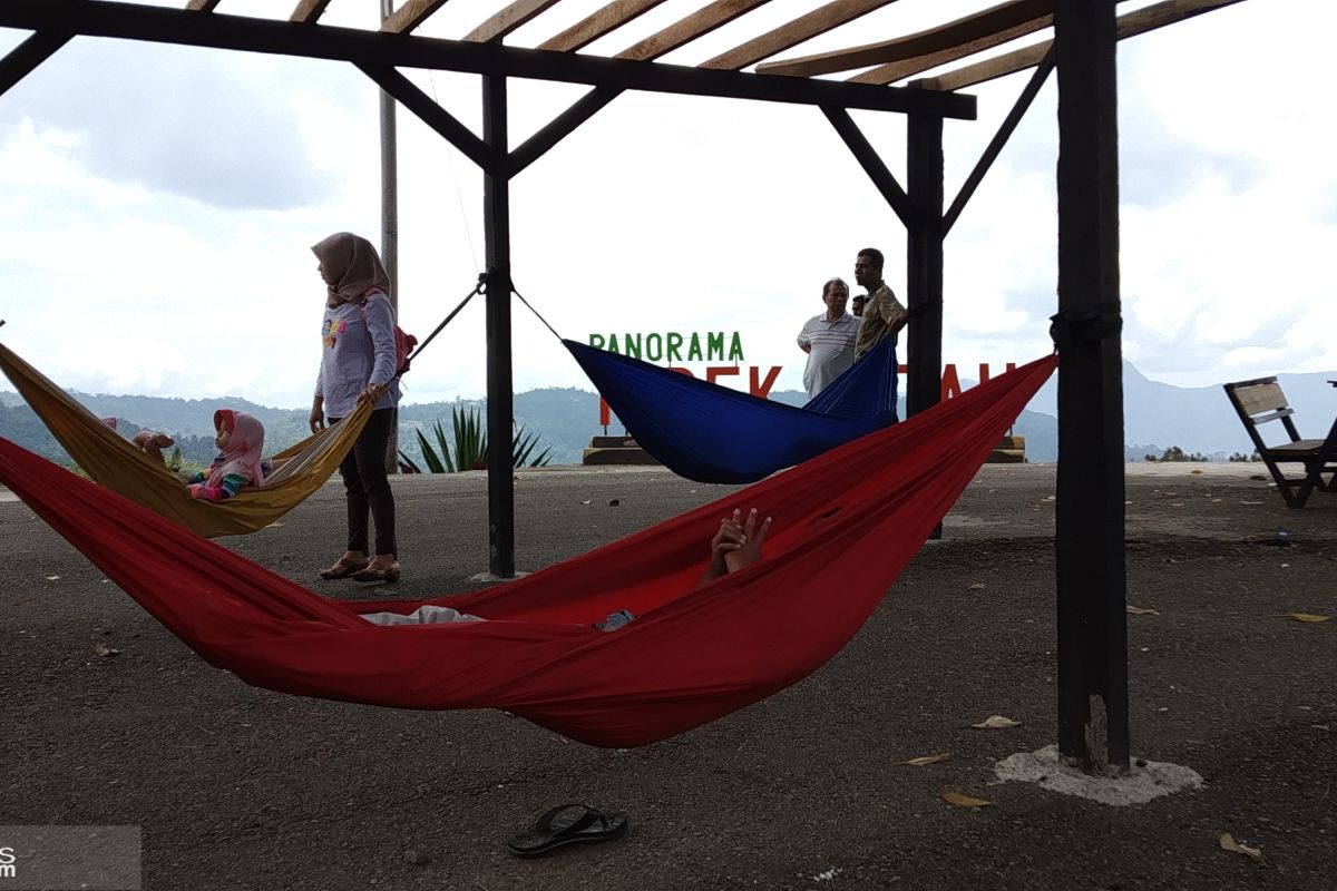 Keseruan menikmati panorama Tabek Patah di atas Hammock